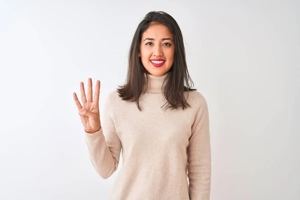 Schöne Chinesin Mit Rollkragenpullover Die Vor Isoliertem Weißem Hintergrund Steht — Stockfoto