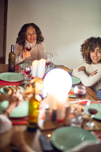 女性の美しいグループの幸せと自信を笑顔 自宅でクリスマスを祝うロースト七面鳥を食べる — ストック写真