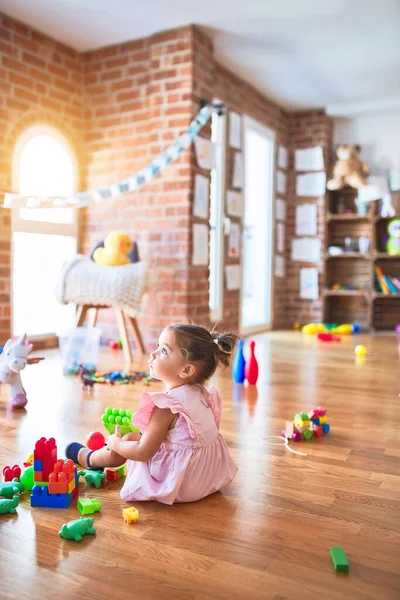 Joven Niño Hermoso Sentado Suelo Jugando Con Bloques Construcción Kindergaten — Foto de Stock