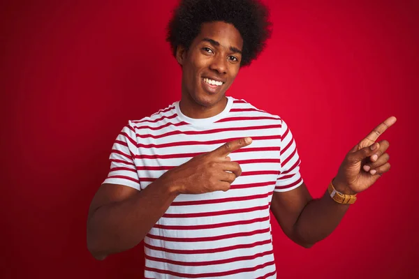 Joven Afroamericano Con Pelo Afro Vistiendo Camiseta Rayas Sobre Fondo —  Fotos de Stock