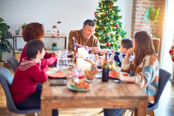 Bella Famiglia Sorridente Felice Fiducioso Mangiare Tacchino Arrosto Che Celebra — Foto Stock