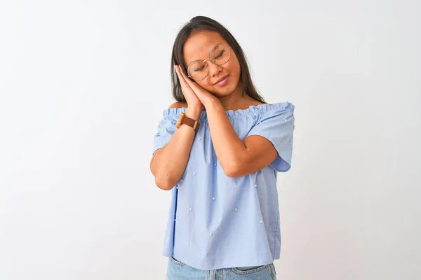 Giovane Donna Cinese Indossa Blu Shirt Occhiali Sfondo Bianco Isolato — Foto Stock