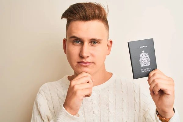 Młody Przystojny Mężczyzna Trzymający Kanadyjski Paszport Odizolowanym Białym Tle Poważna — Zdjęcie stockowe
