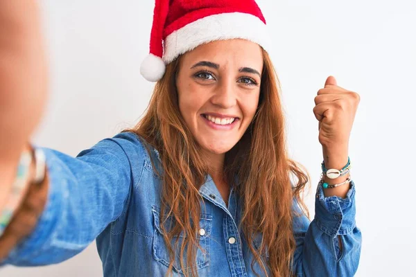 Mladá Krásná Zrzka Žena Nosí Vánoční Klobouk Brát Selfie Křičí — Stock fotografie