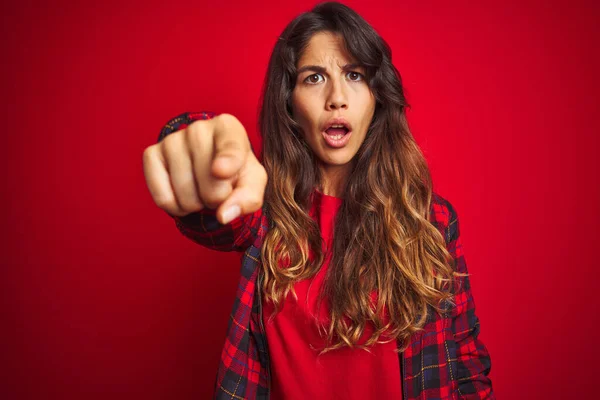 Mujer Hermosa Joven Con Chaqueta Casual Pie Sobre Fondo Rojo — Foto de Stock