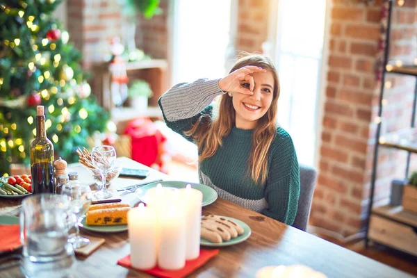 Genç Güzel Bir Kadın Evde Oturup Noel Ağacının Etrafında Yemek — Stok fotoğraf