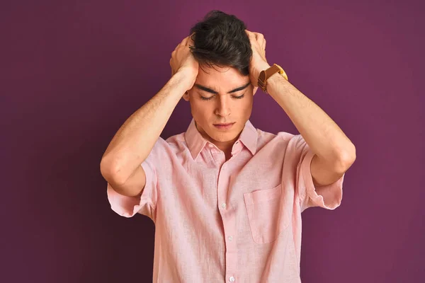 Niño Adolescente Con Camisa Rosa Pie Sobre Fondo Aislado Púrpura —  Fotos de Stock