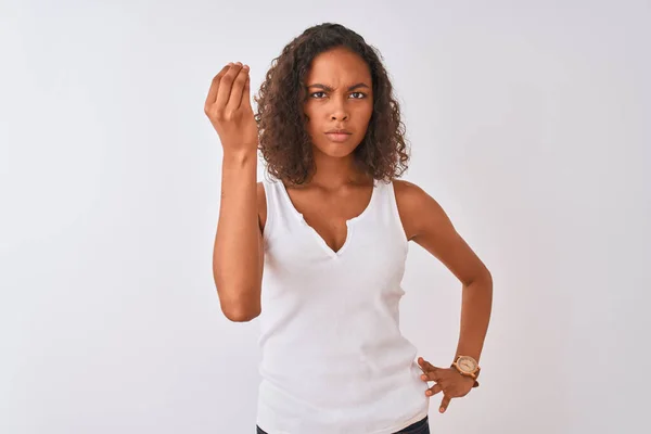 Mujer Brasileña Joven Con Camiseta Casual Pie Sobre Fondo Blanco — Foto de Stock