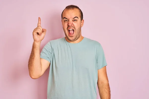 Ung Man Bär Blå Casual Shirt Stående Över Isolerade Rosa — Stockfoto