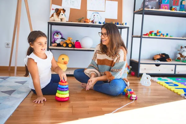 Beautiful Teacher Toddler Building Pyramid Using Hoops Lots Toys Kindergarten — Stock Photo, Image