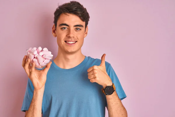 Menino Adolescente Segurando Monte Delicioso Marshmallow Fofo Sobre Fundo Rosa — Fotografia de Stock