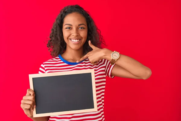 Jong Braziliaans Student Vrouw Houden Schoolbord Staande Geïsoleerde Rode Achtergrond — Stockfoto