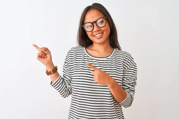 Junge Chinesin Mit Gestreiftem Shirt Und Brille Über Isoliertem Weißem — Stockfoto