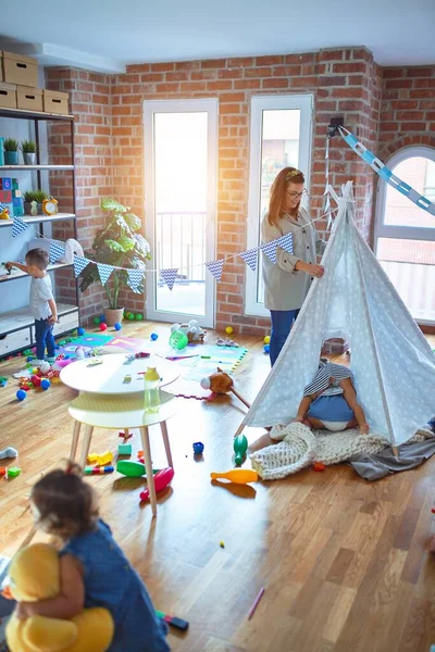 Schöne Lehrerin Und Kleinkindgruppe Spielen Kindergarten Viel Spielzeug — Stockfoto