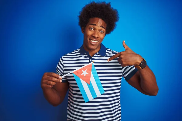Νεαρός Αφροαμερικάνος Κουβανέζικη Σημαία Πάνω Από Απομονωμένο Μπλε Φόντο Πρόσωπο — Φωτογραφία Αρχείου
