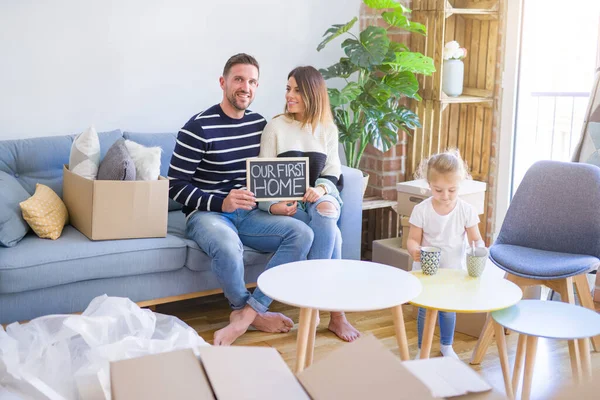 Schöne Familie Mit Kind Auf Dem Sofa Sitzend Mit Tafel — Stockfoto