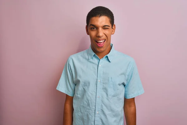 Jovem Bonito Árabe Homem Vestindo Azul Camisa Sobre Isolado Rosa — Fotografia de Stock