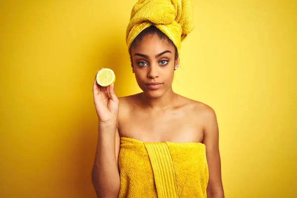 Mujer Afro Usando Toalla Después Ducha Sosteniendo Rodaja Limón Sobre —  Fotos de Stock