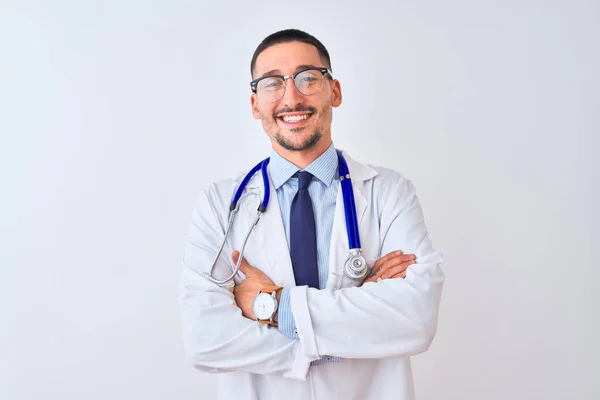 Młody Lekarz Noszący Stetoskop Odosobnionym Tle Szczęśliwa Twarz Uśmiechnięta Skrzyżowanymi — Zdjęcie stockowe