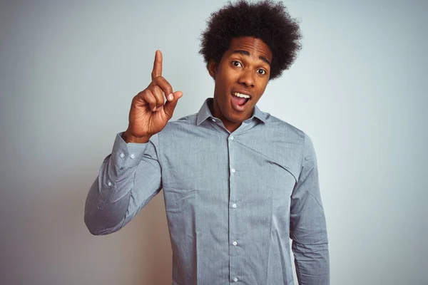 Jovem Americano Africano Com Cabelo Afro Vestindo Camisa Cinza Sobre — Fotografia de Stock