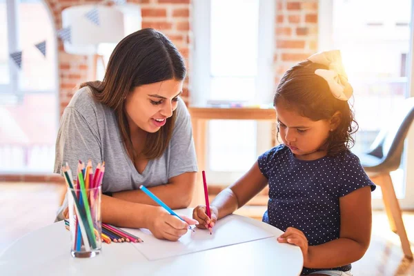 Bella Insegnante Bambino Ragazza Disegno Disegnare Utilizzando Matite Colorate Alla — Foto Stock