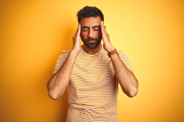 Ung Indian Man Bär Shirt Stående Över Isolerad Gul Bakgrund — Stockfoto