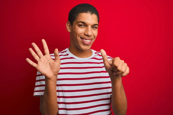 Jovem Bonito Árabe Homem Vestindo Listrado Shirt Sobre Isolado Vermelho — Fotografia de Stock