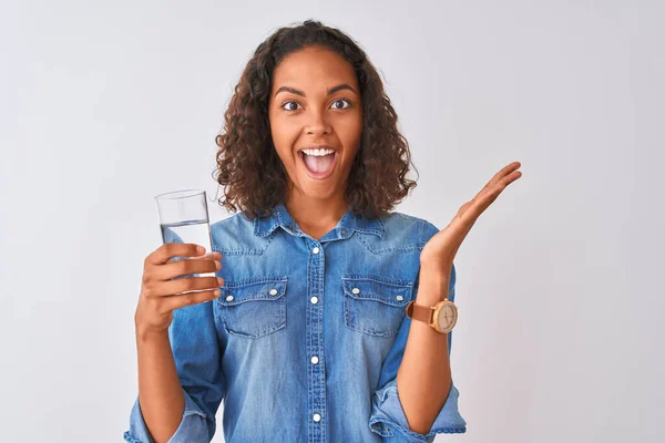Junge Brasilianerin Mit Einem Glas Wasser Vor Isoliertem Weißem Hintergrund — Stockfoto
