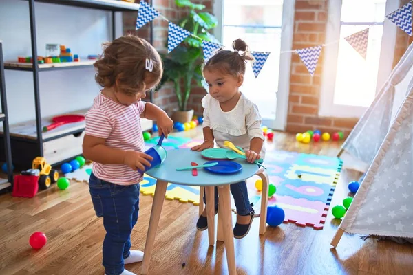 Crianças Adoráveis Jogando Refeições Usando Alimentos Plástico Brinquedo Talheres Jardim — Fotografia de Stock