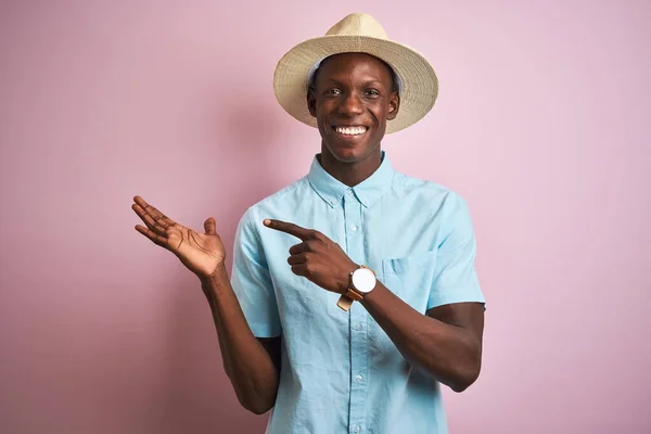 Hombre Afroamericano Con Camisa Azul Sombrero Verano Sobre Fondo Rosa — Foto de Stock