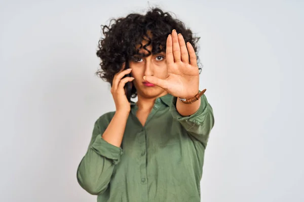 Jonge Arabische Vrouw Met Krullend Haar Praten Smartphone Geïsoleerde Witte — Stockfoto