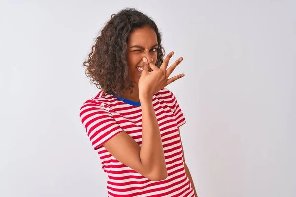 Mujer Brasileña Joven Con Camiseta Rayas Rojas Pie Sobre Fondo —  Fotos de Stock