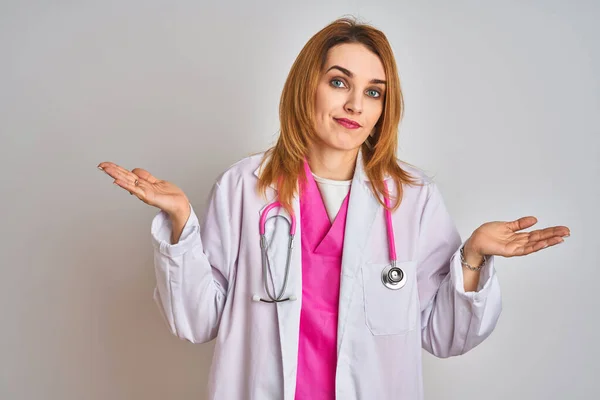 Mulher Médica Ruiva Caucasiana Vestindo Estetoscópio Rosa Sobre Fundo Isolado — Fotografia de Stock