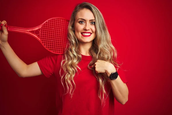 Jonge Sporter Tennissen Met Racket Een Bal Rood Geïsoleerde Achtergrond — Stockfoto