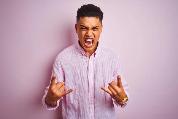 Mladý Brazilský Muž Košili Stojící Nad Izolovaným Růžovým Pozadím Křičící — Stock fotografie