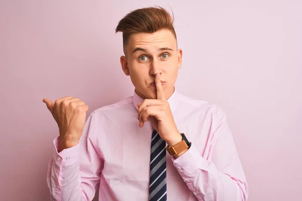 Junger Gutaussehender Geschäftsmann Hemd Und Krawatte Der Vor Isoliertem Rosa — Stockfoto