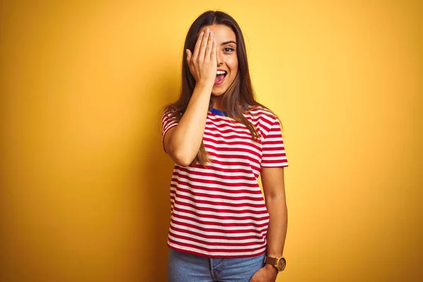 Giovane Bella Donna Indossa Shirt Righe Piedi Sopra Isolato Sfondo — Foto Stock