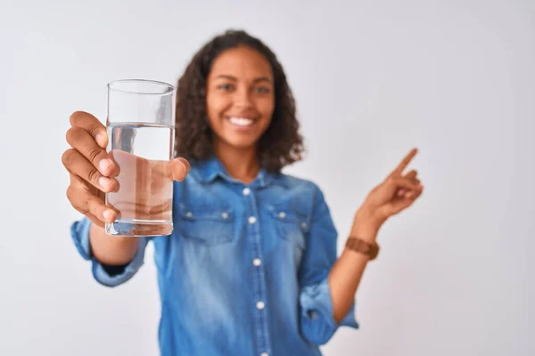 Junge Brasilianerin Hält Glas Wasser Vor Isoliertem Weißem Hintergrund Und — Stockfoto