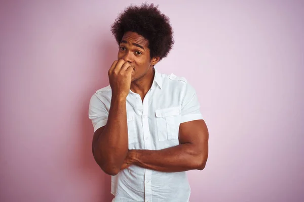 Ung Amerikansk Man Med Afro Hår Bär Vit Skjorta Står — Stockfoto