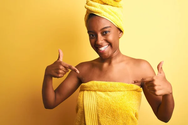 Mujer Afroamericana Usando Toalla Después Ducha Pie Sobre Fondo Amarillo —  Fotos de Stock