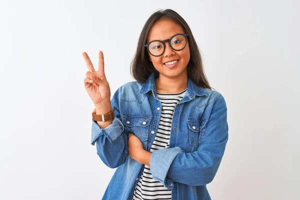 Junge Chinesin Mit Jeanshemd Und Brille Über Isoliertem Weißem Hintergrund — Stockfoto