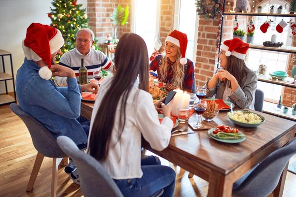 Bela Família Vestindo Chapéu Santa Claus Reunião Sorrindo Feliz Confiante — Fotografia de Stock