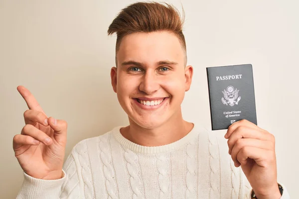 Joven Hombre Guapo Sosteniendo Pasaporte Los Estados Unidos Sobre Fondo —  Fotos de Stock