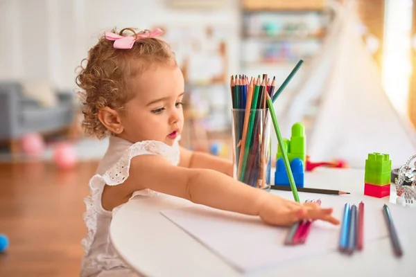 Prachtige Kaukasische Baby Spelen Met Speelgoed Kleurrijke Speelkamer Vrolijke Speelse — Stockfoto