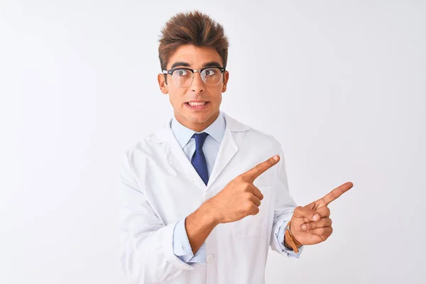 Joven Cientista Guapo Usando Gafas Abrigo Sobre Fondo Blanco Aislado —  Fotos de Stock