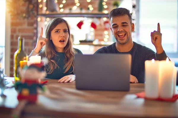 Junges Schönes Paar Sitzt Mit Laptop Weihnachtsdekoration Hause Und Zeigt — Stockfoto