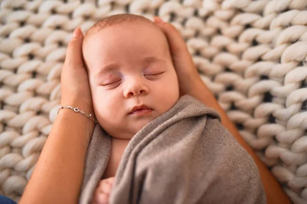 Evdeki Battaniyenin Üzerinde Kanepeye Uzanmış Sevimli Bir Bebek Yeni Doğan — Stok fotoğraf