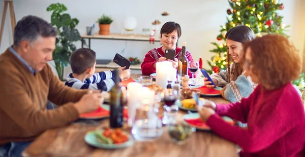 Schöne Familie Lächelt Glücklich Und Zuversichtlich Putenbraten Mit Smartphone Essen — Stockfoto