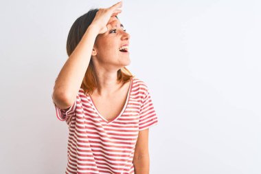 Güzel kızıl saçlı kadın izole edilmiş arka planda sıradan kırmızı tişörtler giyiyor. Çok mutlu ve gülümsüyor. Çok uzaklara bakıyor. Konsept aranıyor.