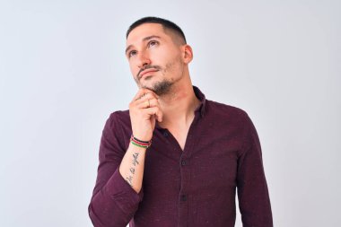 Soyutlanmış bir geçmişin başında eli çenesinde soru soran, düşünceli bir iş adamı. Düşünceli bir yüzle gülümsüyor. Şüphe kavramı.